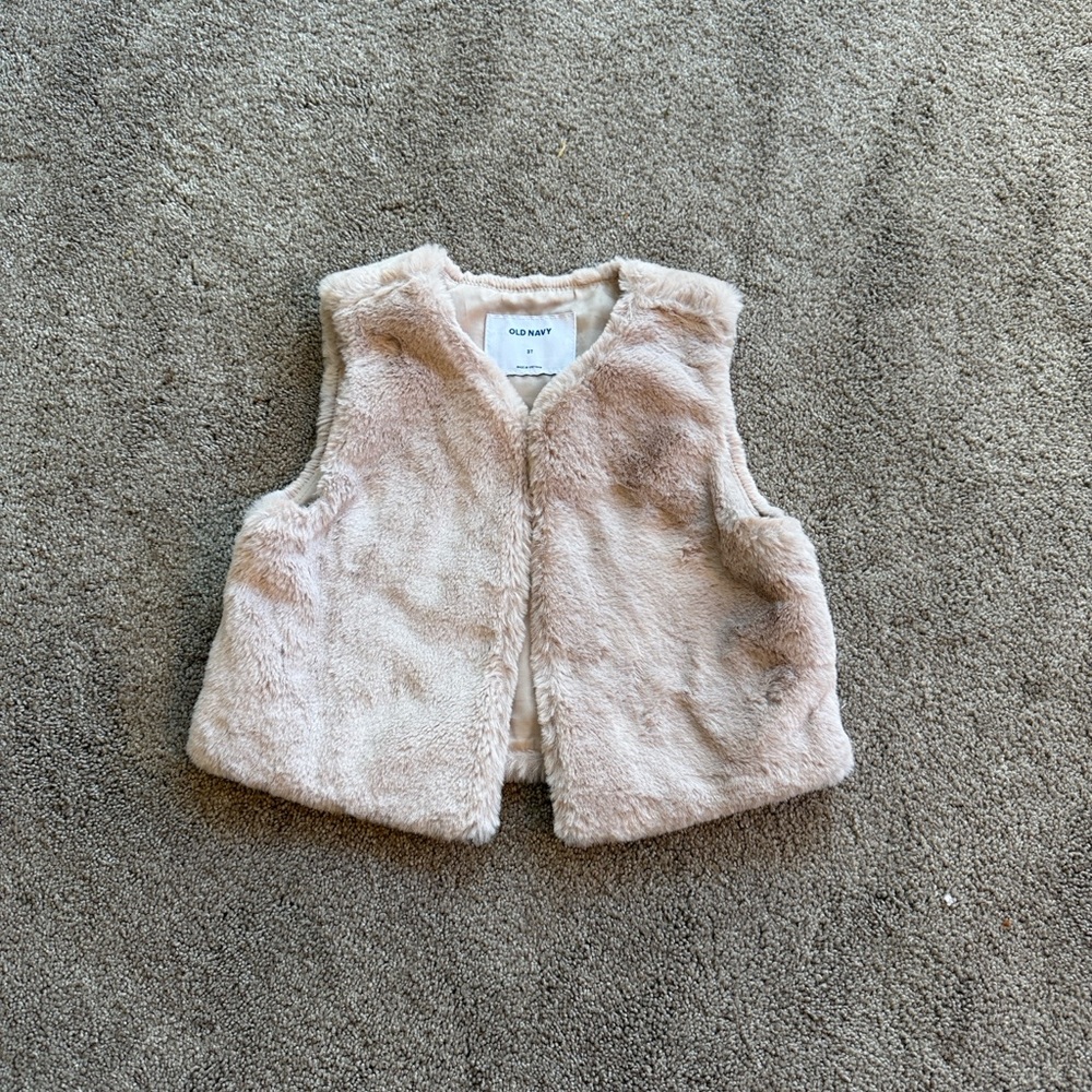 Old Navy Faux Fur Vest in Cream